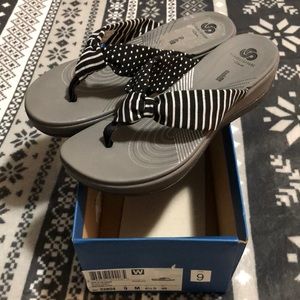 Cloudsteppers by Clarks thong sandals black 9